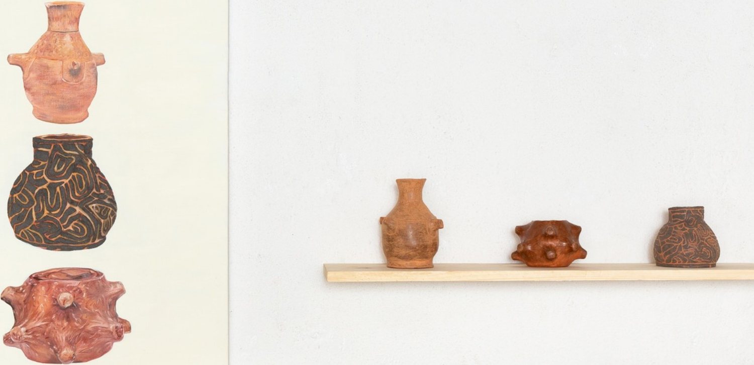 Desdobramentos de uma mesma investigação em pintura e cerâmica, aproximando imagem, volume e materialidade