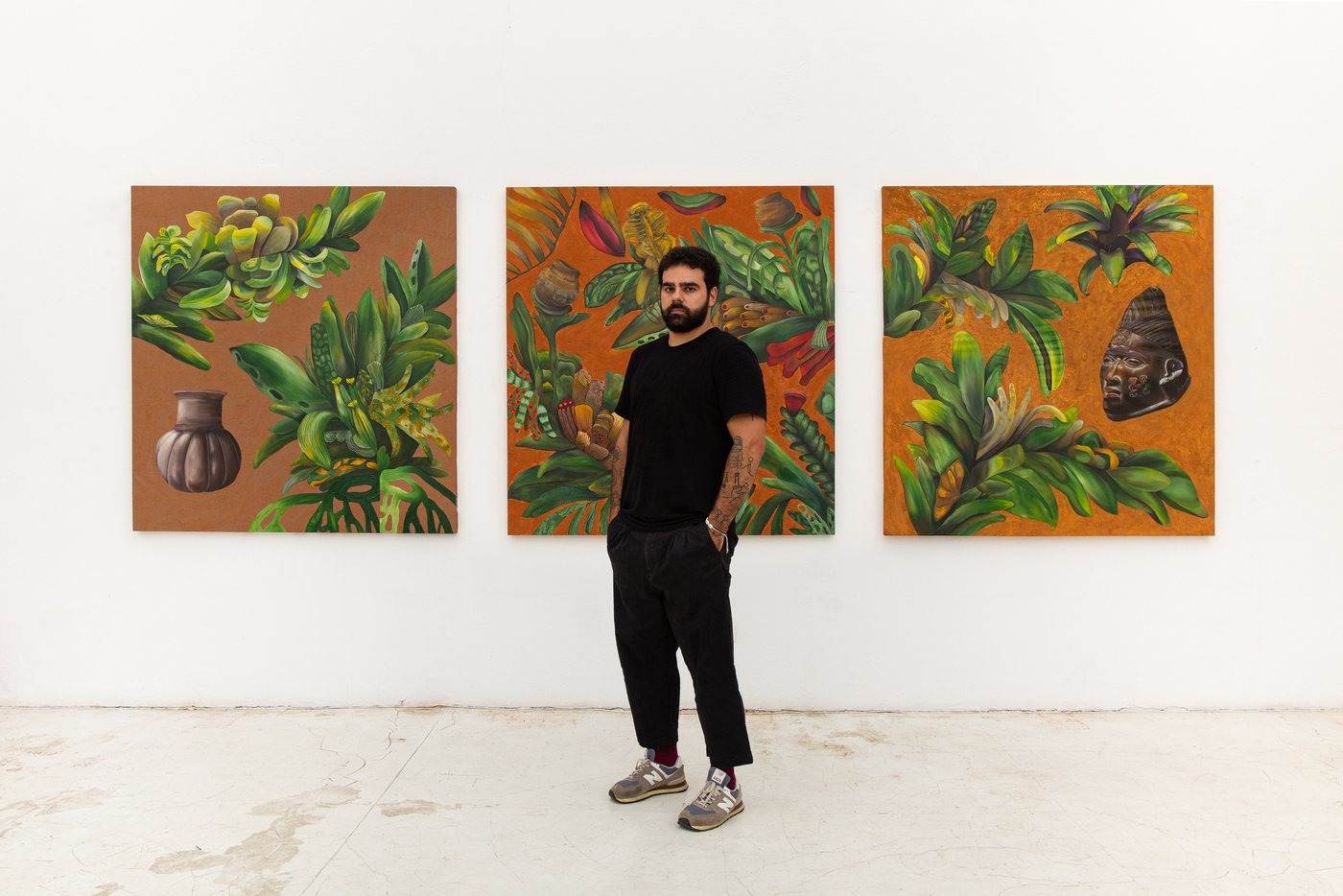 João Possos diante das próprias obras, no ateliê.